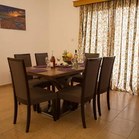 Villa Marilia 1 Polis